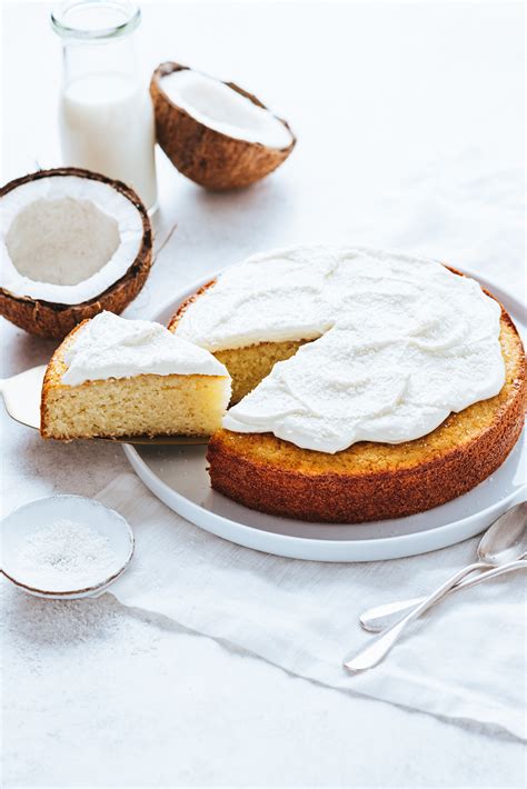 Gâteau layer coco décoré avec noix de coco