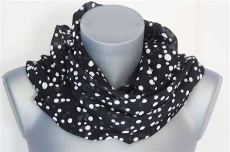 foulard pois noir blanc infographie silhouette