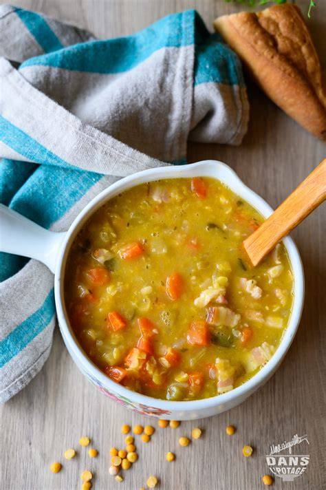 soupe de pois cassés dans bol vert