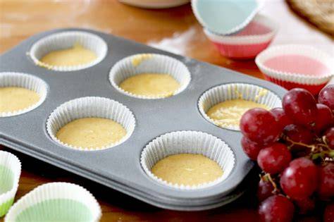 Moules à muffins et pâte prête à cuire