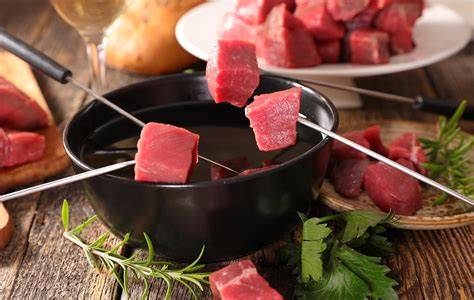image de fondue bourguignonne avec caquelon et sauces