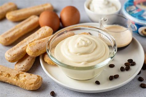 Préparation de la crème au mascarpone pour tiramisu
