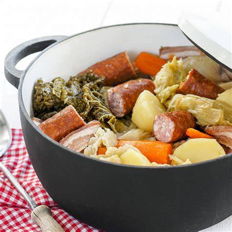 Potée au chou vert - vue d’ensemble avec légumes et saucisses