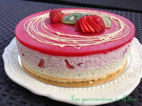 illustration montage entremet violette et fraises