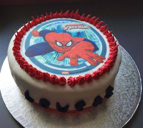 Illustration d’un gâteau Marvel en pâte à sucre avec Spiderman et les autres héros