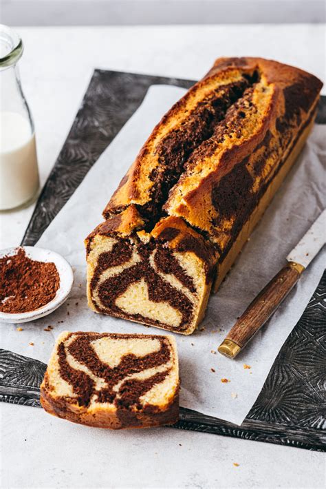 Gâteau marbré rouge et bleu prêt à cuire