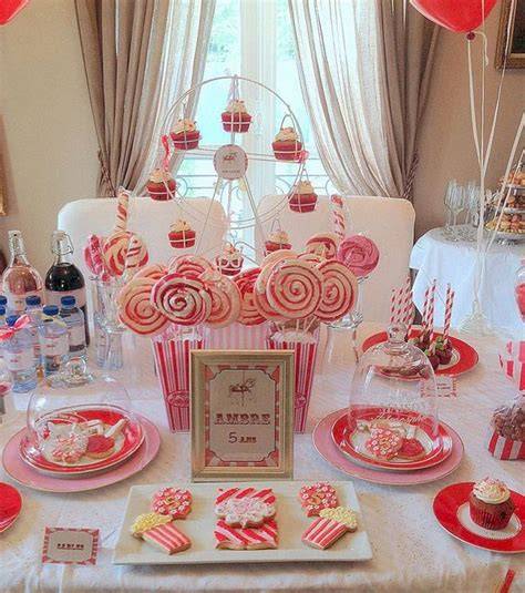 Table de fête avec cupcakes et biscuits sur le thème Marvel