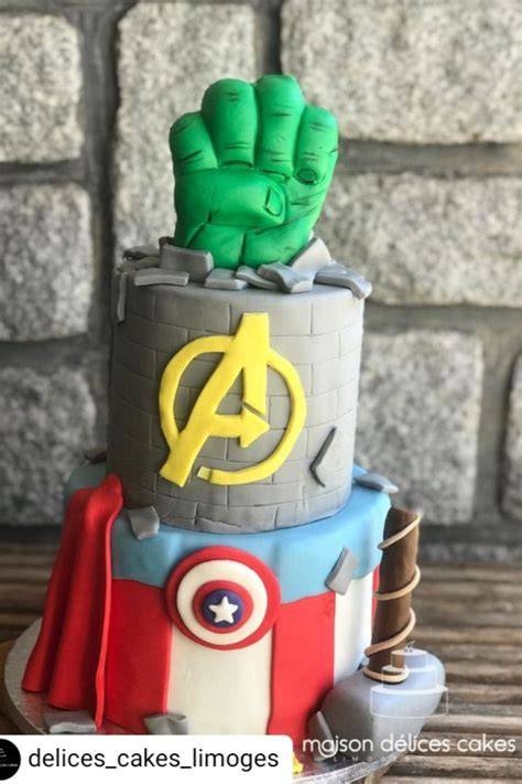 Infographie: étapes clés pour réaliser un gâteau Marvel en pâte à sucre