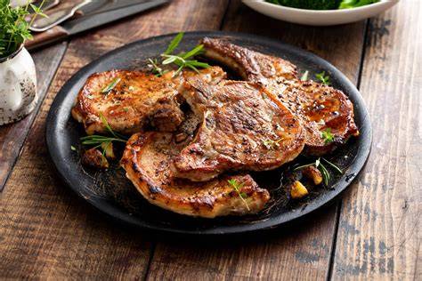Infographie: étapes de marinade et cuisson des côtes de porc au miel et moutarde