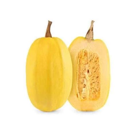 Courge spaghetti entière et coupée en deux