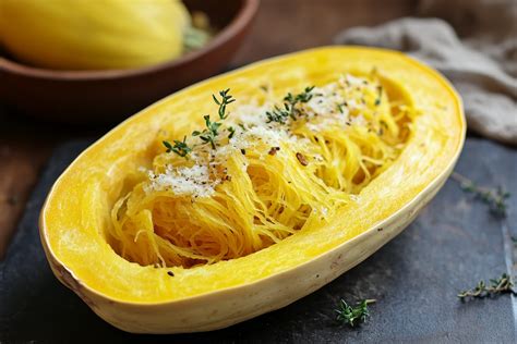 Demi courge spaghetti cuite et évidée, prête à être farcie