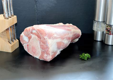 Première étape de préparation d'un jarret de veau
