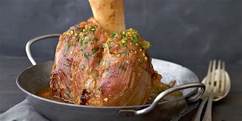 Jarret de veau mijotant dans une cocotte fermée