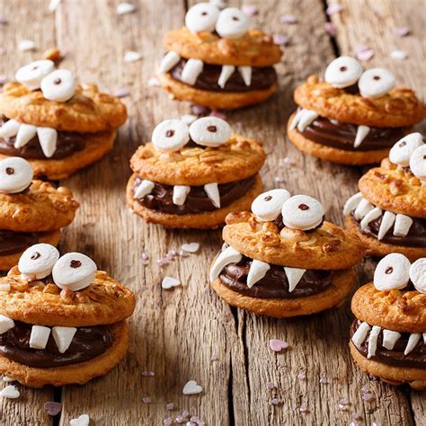 Enfants décorant des biscuits d'Halloween