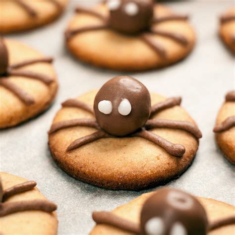 Gros plan sur des biscuits d'Halloween décorés en araignées et chauve-souris