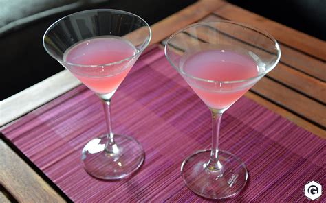 Cocktail Pink Lady servi dans un verre à martini