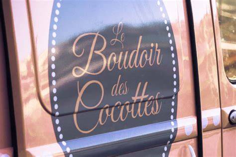 Camion rose du Boudoir des Cocottes en pleine rue