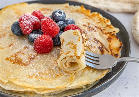 Une pile de crêpes françaises conservées sous un torchon propre