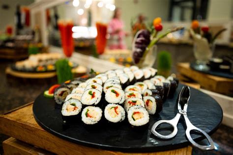 Un plateau de sushis varié et joliment présenté