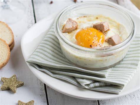 Assemblage des ingrédients frais pour œuf cocotte foie gras
