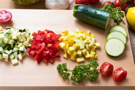 Légumes variés coupés en dés, prêts à être incorporés dans un plat