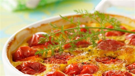 Un clafoutis salé aux asperges vertes, décoré de quelques tomates cerises