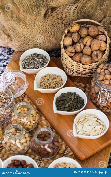 Assortiment de graines et noix concassées pour garnir