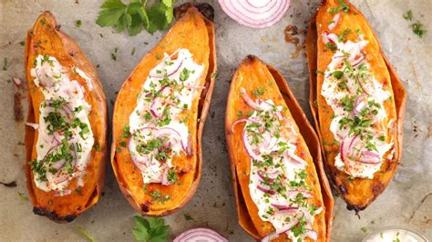 Patate douce coupée en deux garnie