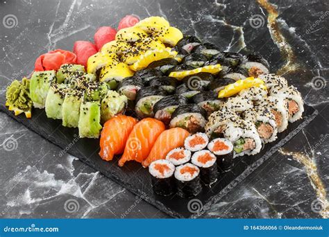 Assortiment coloré de sushis et makis frais