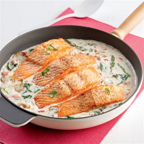 Saumon frais poêlé avec une sauce crémeuse aux champignons