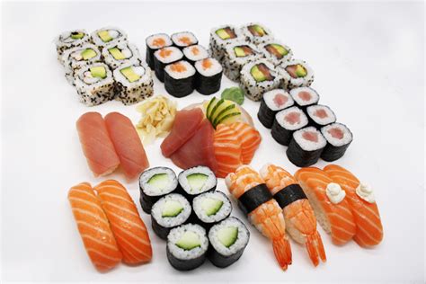 Assortiment varié de sushis et makis