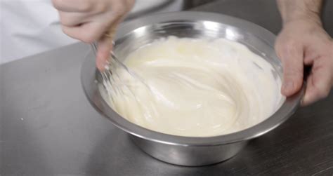 Pâtissier préparant une crème bavaroise