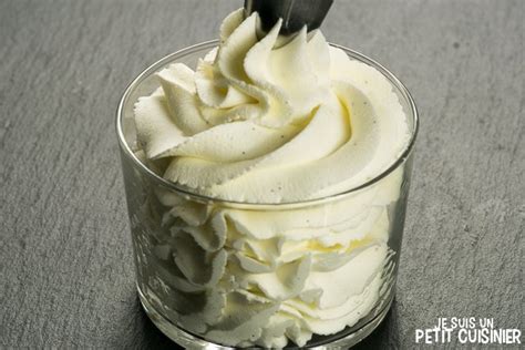 Crème liquide fouettée en chantilly