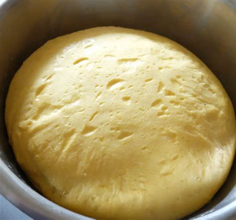 Pâte à brioche dans un saladier