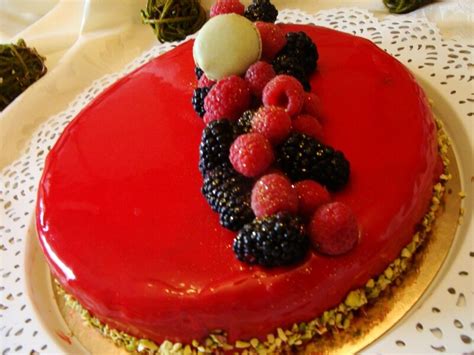 Glaçage miroir aux fruits rouges sur un bavarois