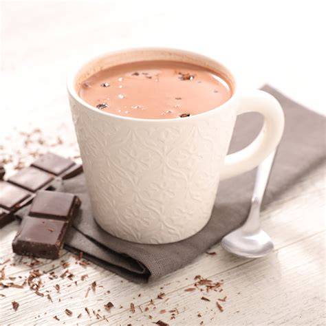 tasse de chocolat chaud mousseux style mocaccino