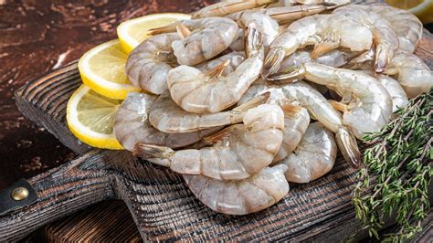 Crevettes crues avec leur queue