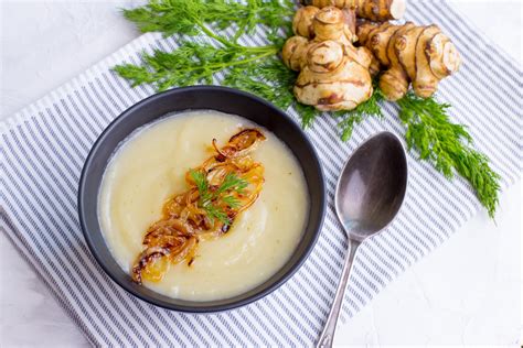 Bol de velouté de topinambours garni de lardons