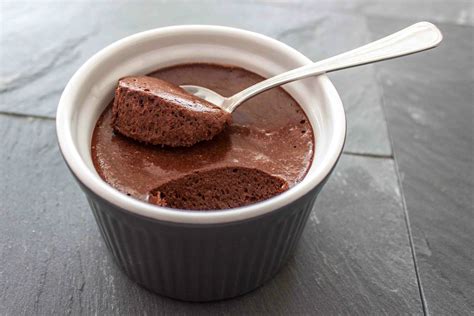 Cuillère à dessert élégante servant une mousse au chocolat