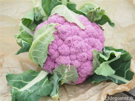 Un chou-fleur violet entier