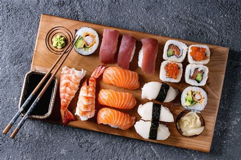 Plateau de sushis variés dans un restaurant