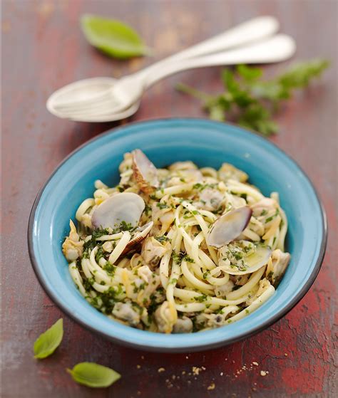Assiette de linguine aux palourdes avec persil frais ciselé