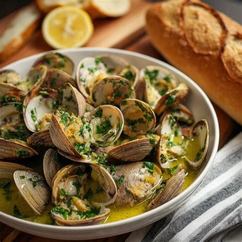 Ingrédients frais pour la sauce aux palourdes : palourdes, ail, persil, vin blanc
