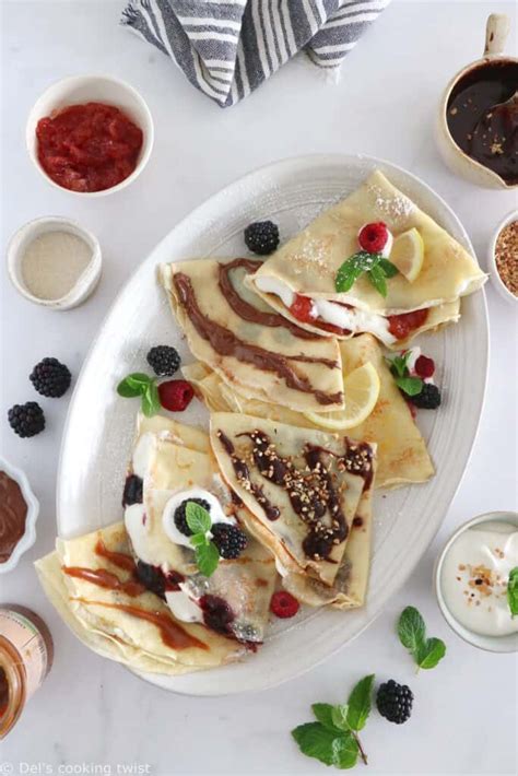 Des crêpes empilées avec des garnitures variées