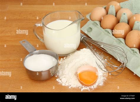 Ingrédients pour faire des crêpes disposés sur un plan de travail