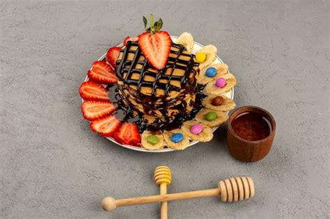 Des crêpes décorées avec des fruits et du chocolat
