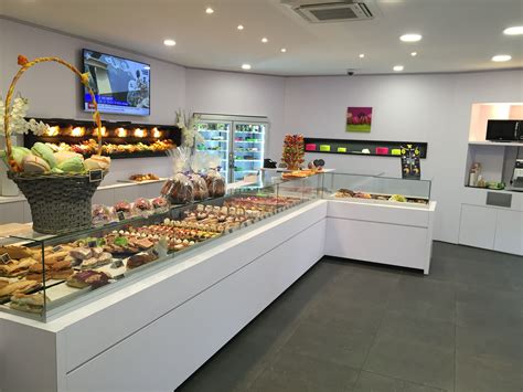 Vitrine d'une pâtisserie française moderne avec des gâteaux colorés