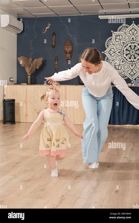 Jeune fille dansant et jouant du théâtre