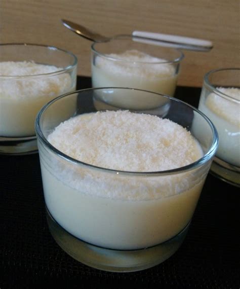 Bol de crème dessert à la noix de coco avec une couche de caramel