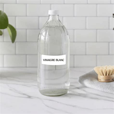 Bouteille de vinaigre blanc et torchon